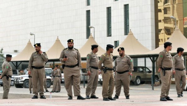 فيديو.. السلطات السعودية تلاحق شابًا هدد بضرب النساء السائقات