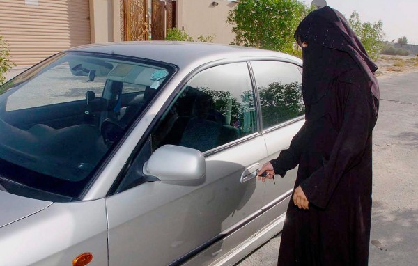 وزير سعودي: السماح للمرأة بقيادة السيارة يقلل عدد الحوادث المرورية
