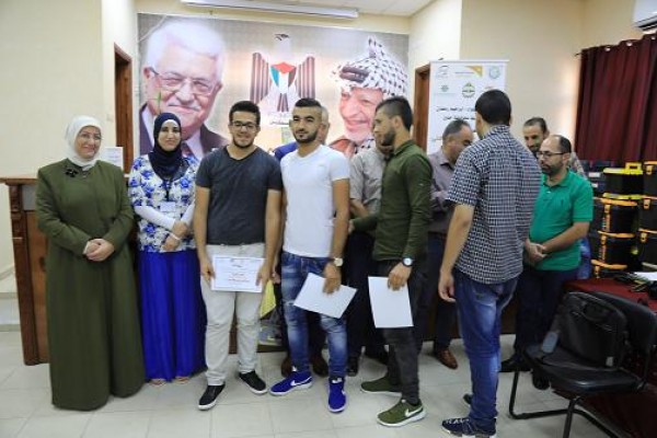تجارة جنين والرؤية العالمية تسلمان معدات للخريجين المهنيين