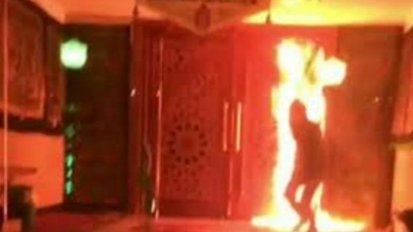 مشاهد مروعة لعبدة الشيطان يشعلون النيران في مسجد بطهران