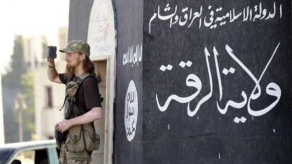 مسلحو تنظيم الدولة يبدؤون الخروج من الرقة السورية