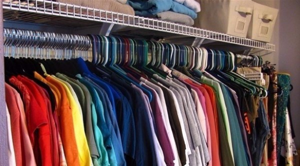 تسع أفكار لتنظيم الملابس في الخزانة بطريقة عصرية