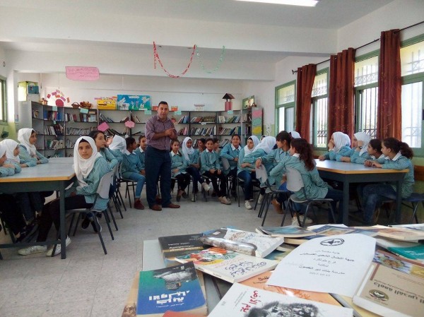 جبهة النضال الشعبي تقدم كتب ثقافية لمدرسة بنات دير الغصون