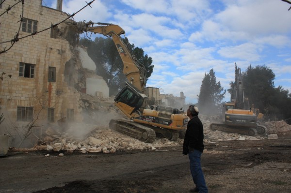 جرافات الاحتلال تهدم 3 منازل قرب العيزرية بالقدس