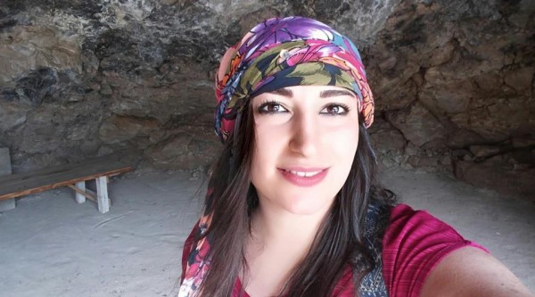 "لينا بعلبكي" فتاة لبنانية تحولت إلى بطلة بسبب مافعلته بعلم إسرائيل.. والوفد الفلسطيني ينسحب