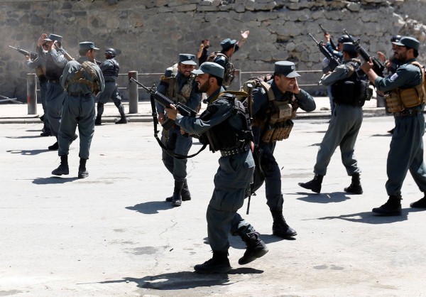 مصرع 69 أفغانياً في هجوم مسلح لطالبان على مقار أمنية