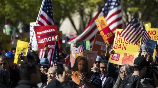 ضد قرار ترامب بحظر السفر.. احتجاجات أمريكية أمام البيت الأبيض
