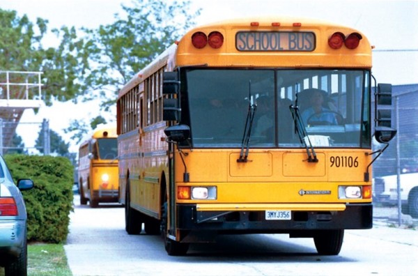 الإمارات: سائق حافلة مدرسية يحتجز طفلة ويتحرش بها