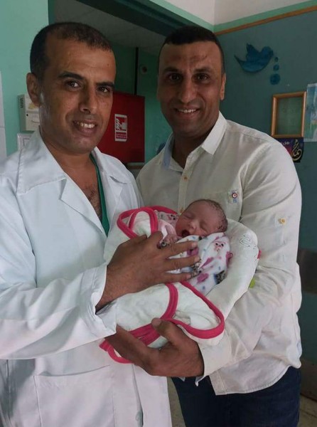 مواطن من المغازي يرزق بمولودة بعد 14 عاما من الانتظار