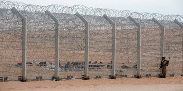 الاحتلال يعتقل فلسطينيين بزعم محاولتهما اجتياز السياج الفاصل نحو الداخل