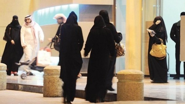 السعودية تسمح للنساء بالعمل في الأسواق التجارية