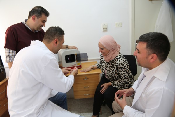 طب الأسنان في جامعة القدس تستخدم جهازاً متطوراً في تقييم التركيبات الصناعية