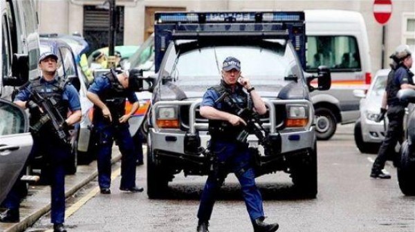 للاشتباه بوجود مسلح .. الشرطة البريطانية تطوق مجمعاً ترفيهياً بلندن