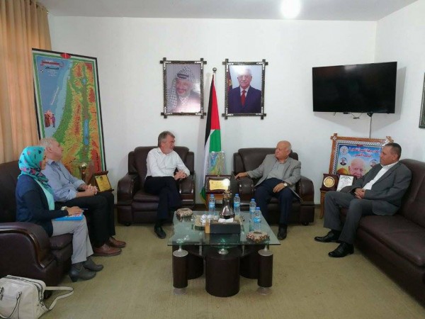 زكريا الأغا يكرم مدير عمليات الأونروا في قطاع غزة