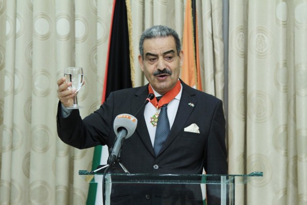 الرئيس الإيفواري يقلد السفير الفلسطيني وساما