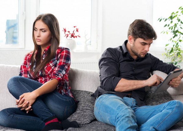 كيف أمنع علاقات زوجي الغرامية عبر الإنترنت ؟
