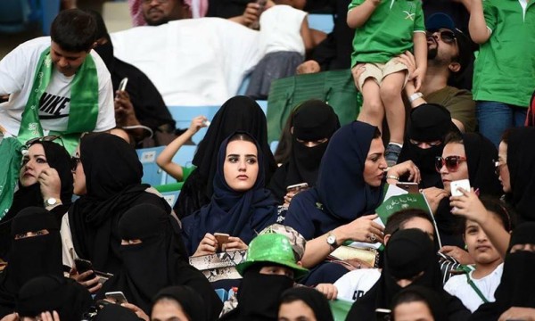 اعتباراً من 2018 .. السعودية تسمح للنساء بدخول ملاعب كرة القدم