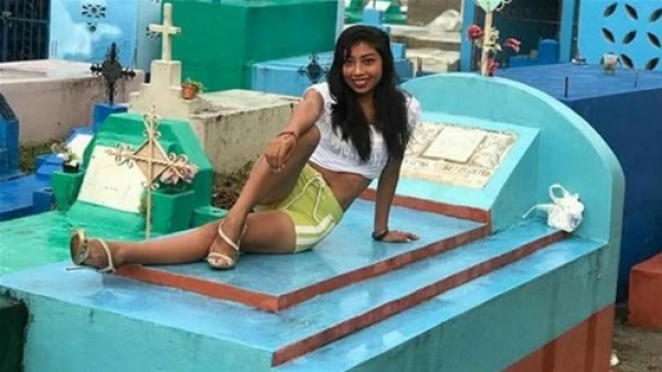 ثلاث فتيات يلتقطن صورا مثيرة فوق قبر يشعلن الغضب