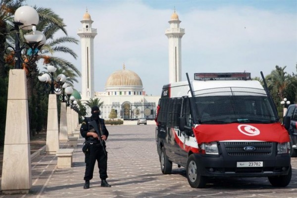 امرأة تهاجم رجال شرطة بسيارتها في العاصمة التونسية