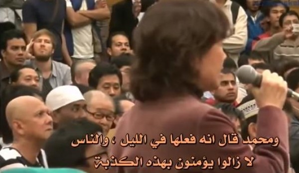 شاهد: فتاة يابانية تشتم النبي محمد أمام آلاف المسلمين فيأتيها الرد