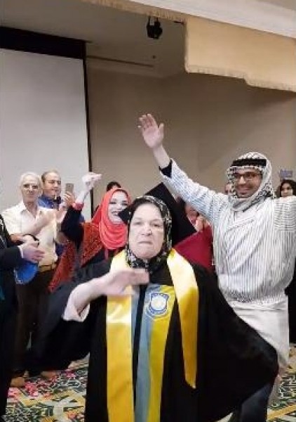 شاهد: طموح تجاوز العمر...جامعة لاهاي تمنح السبعينية أبو ...