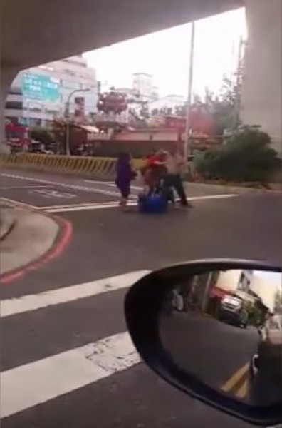 شاهد: فيديو صادم لامرأة تُنقذ زوجها من اعتداء مسلح