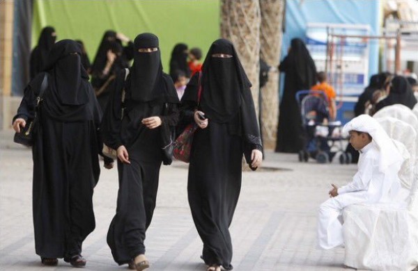 #سعوديون_ضد_النقاب.. هاشتاغ يطالب بإنهاء فرض النقاب