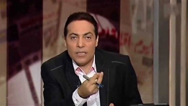 شاهد: إعلامي مصري ينفعل على فريق إعداد برنامجه على الهواء