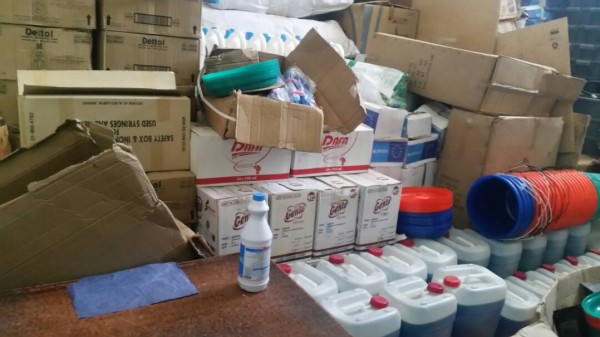 الصليب الأحمر تزود مستشفى الثورة بالحديدة بمستلزمات النظافة المتنوعة