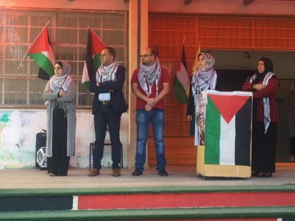 طلبة قلقيلية يتشحون بالكوفية الفلسطينية في يومها الوطني