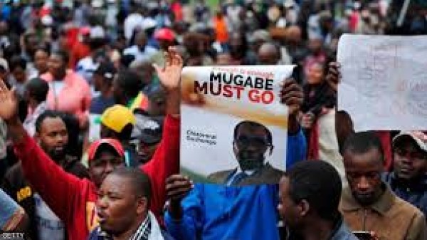 الآلاف يتظاهرون في شوارع زيمبابوي ابتهاجاً بـ"سقوط موغابي"