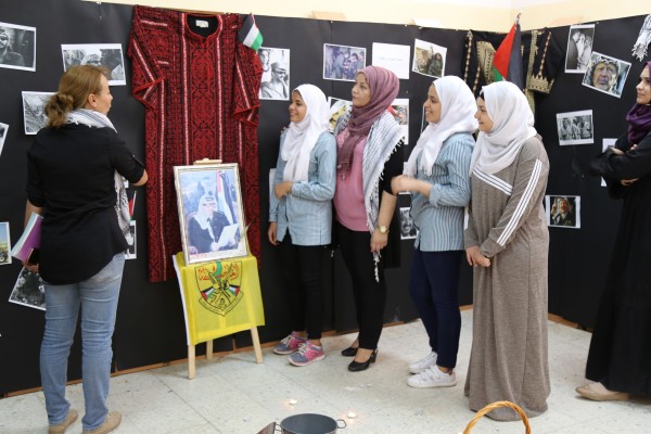 معرض للشهيد ابو عمار في مدرسة بنات اريحا الثانوية