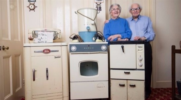 زوجان يستخدمان نفس الأدوات المنزلية منذ 60 عاماً