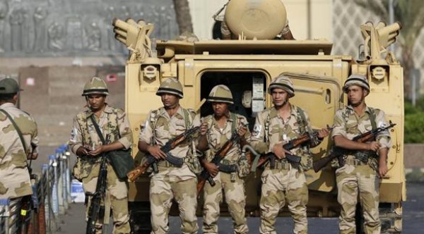 الجيش المصري: تدمير 10 سيارات محملة بالأسلحة تسللت عبر الحدود