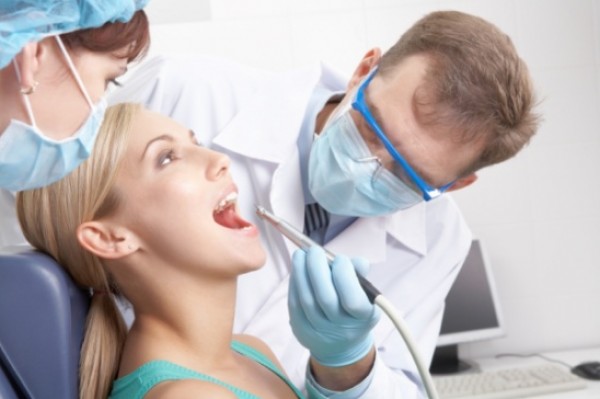 جمال ممرضة يجذب آلاف الرجال لعيادة أسنان المحظوظة