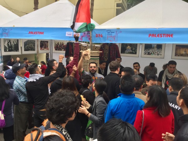 سفارة دولة فلسطين في فيتنام تشارك في البازار الخيري السنوي
