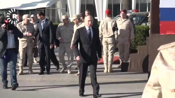 ضابط روسي يمنع الأسد من مرافقة بوتين داخل قاعدة عسكرية في سوريا