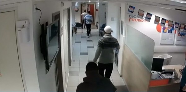 شاهد لحظة الاعتداء على طبيب فلسطيني من قبل يهودي وأبنائه الثلاثة