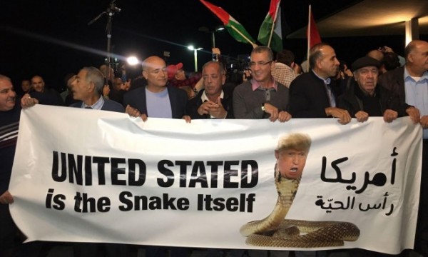 فيديو: المئات يتظاهرون أمام السفارة الأمريكية بتل أبيب رفضاً لإعلان ترامب