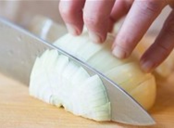 بالفيديو: كيف تقطعين البصل كالطهاة المحترفين
