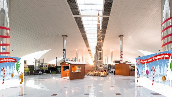 الكشف عن مجسّم من خبز الزنجبيل لبرج خليفة بمطار دبي