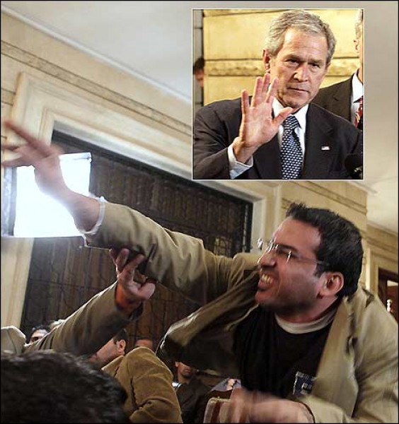 عراقيون يحيون ذكرى ضرب بوش بالحذاء