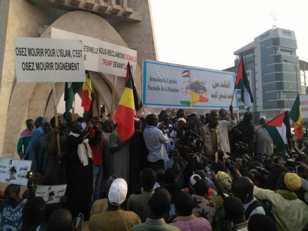 مسيرة احتجاجية حاشدة في العاصمة باماكو تنديدا بالقرار الامريكي