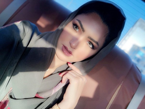 إعلاميّة سعودية تتوسّل بعد تسريب صورة مثيرة لها