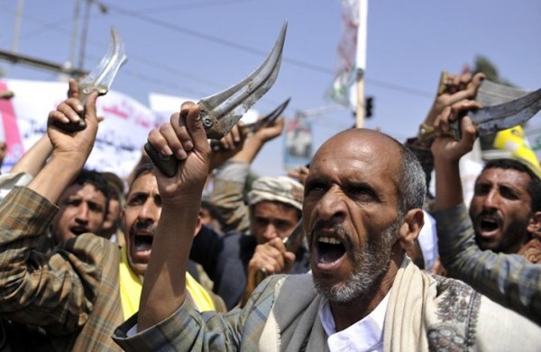 فيديو: الحوثيون يختطفون ستة برلمانيين وينهبون منزل صهر صالح