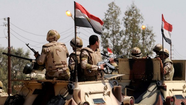 مقتل عسكري وإصابة اثنين آخرين بهجوم مسلح على مطار العريش