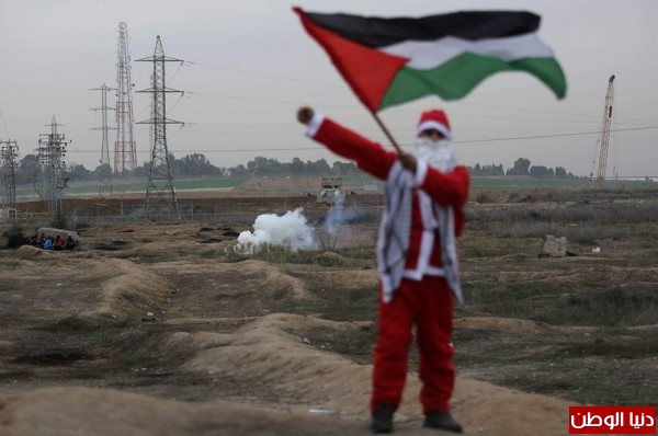 صور: بابا نويل يشارك بهبة الشعب الفلسطيني على حدود قطاع غزة