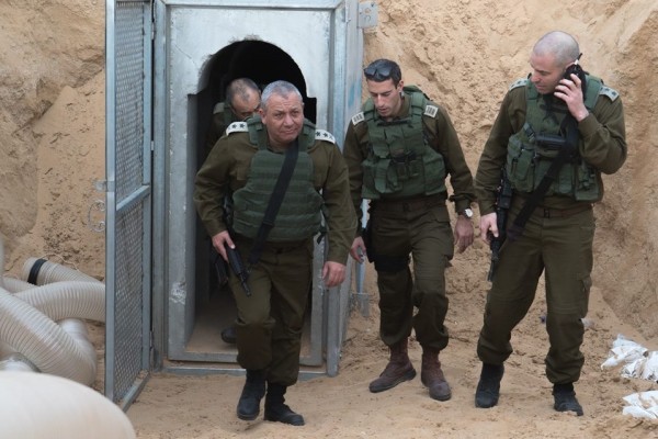 فيديو: رئيس الأركان الإسرائيلي يدخل أنفاق غزة