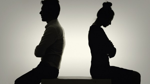 هل يجوز أن تكون العصمة في يد الزوجة فتطلق نفسها؟