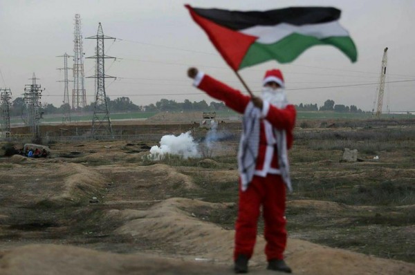 إصابة مُجسِد شخصية "بابا نويل" برصاص الاحتلال شرق القطاع